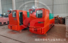 陜西改造升級(jí)的8噸湘潭蓄電池電機(jī)車(chē)裝車(chē)發(fā)貨